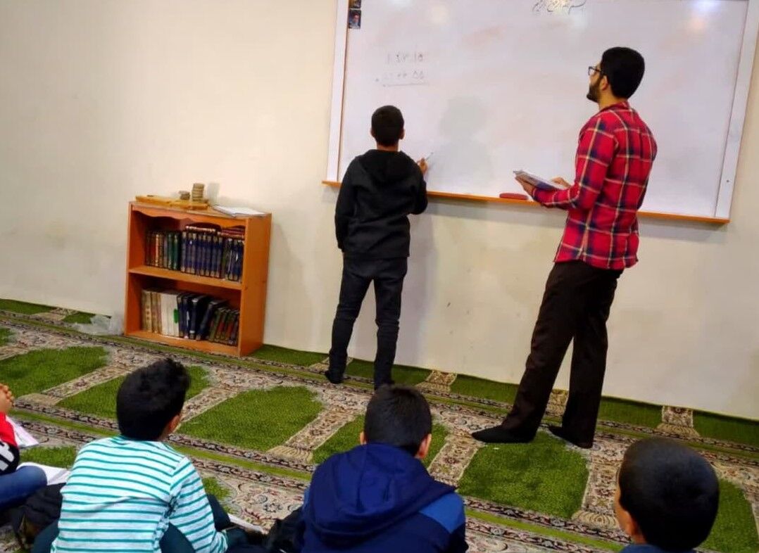 روایت مسجدی با چهل معلم؛ اینجا هیچ معلمی بازنشسته نمیشود