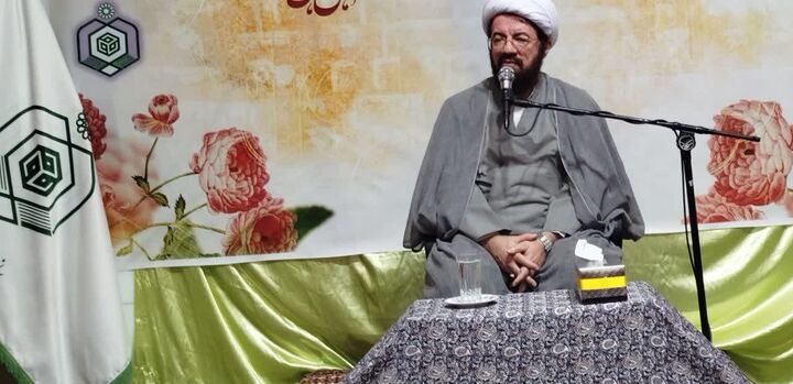 تضعیف نظام حرام است