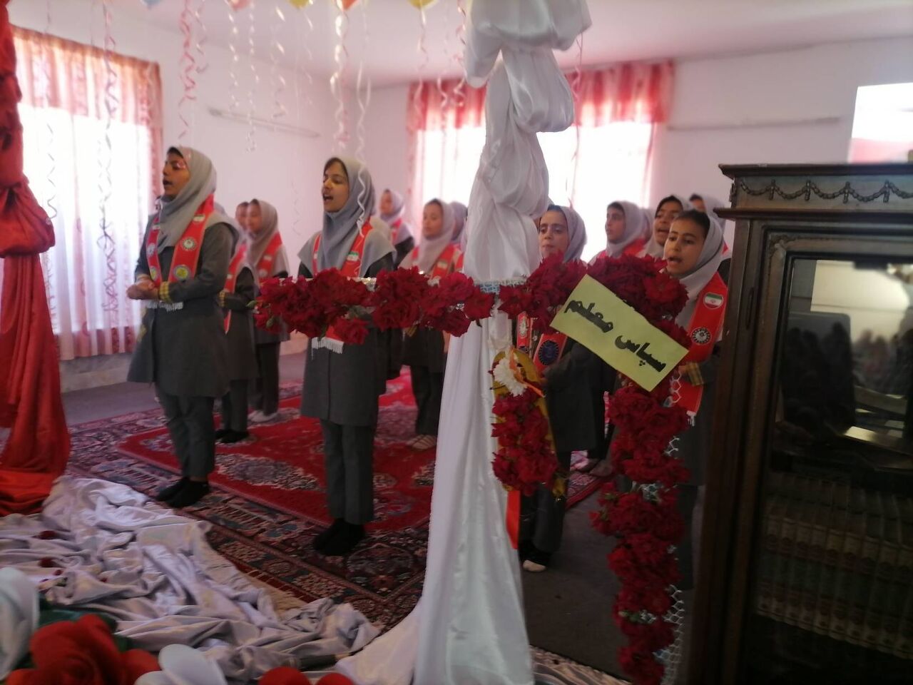 نواخته شدن «زنگ سپاس معلم» در مشهد