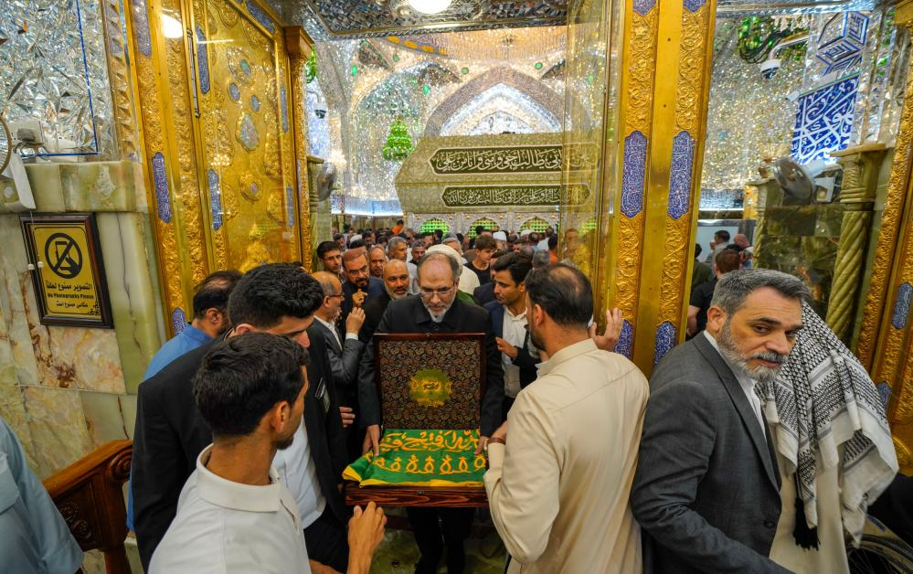 پرچم «امام رضا(ع)» به آستان مطهر علوی تحویل داده شد+ عکس