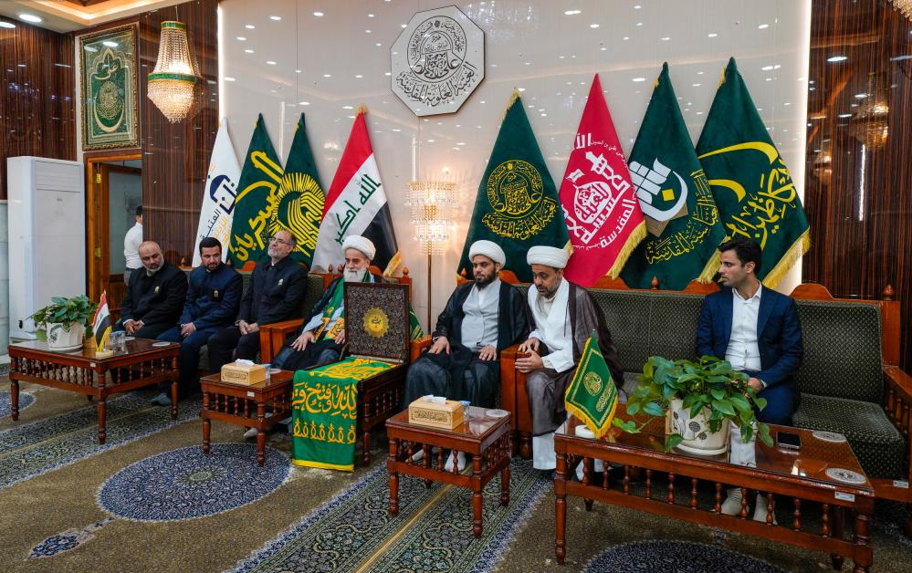 پرچم «امام رضا(ع)» به آستان مطهر علوی تحویل داده شد+ عکس