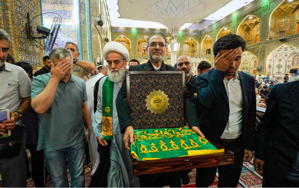 پرچم «امام رضا(ع)» به آستان مطهر علوی تحویل داده شد+ عکس