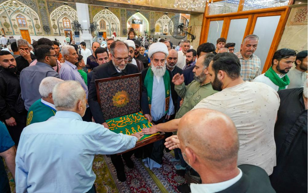 پرچم «امام رضا(ع)» به آستان مطهر علوی تحویل داده شد+ عکس