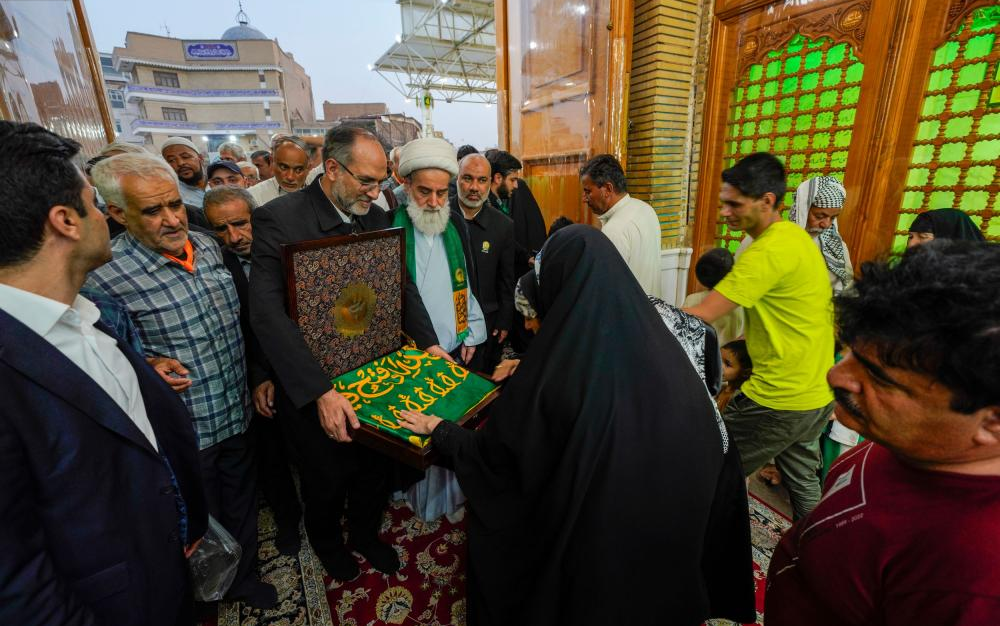 پرچم «امام رضا(ع)» به آستان مطهر علوی تحویل داده شد+ عکس