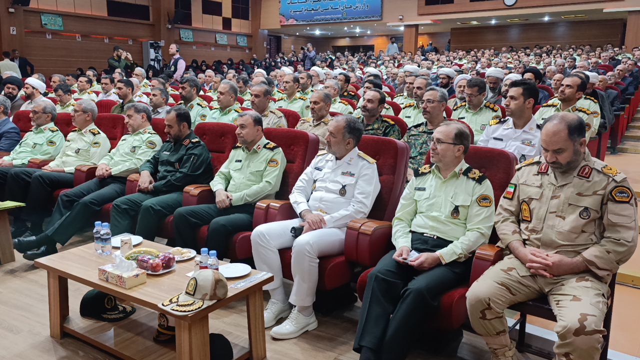 نیروی انتظامی همواره کنار مردم است