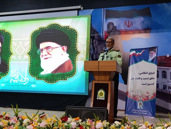 نیروی انتظامی همواره کنار مردم است