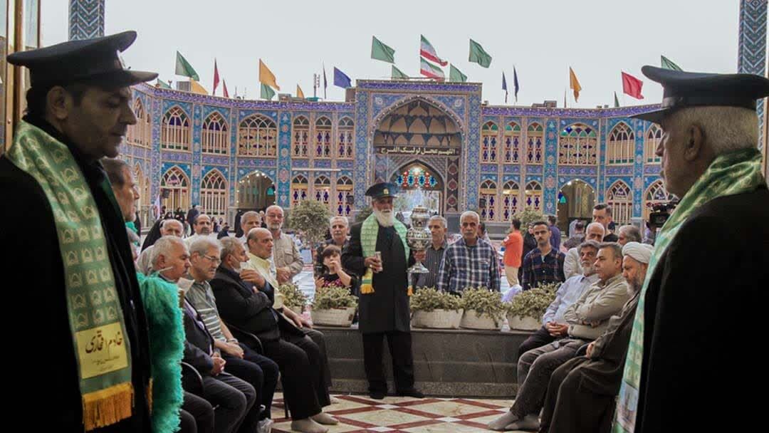 شمیم بهشت در کویر؛ غبارروبی و عطرافشانی ضریح حضرت محمدهلال بن علی(ع) 