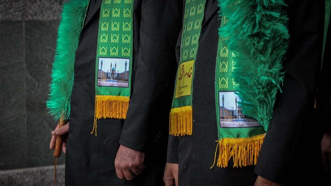 شمیم بهشت در کویر؛ غبارروبی و عطرافشانی ضریح حضرت محمدهلال بن علی(ع) 