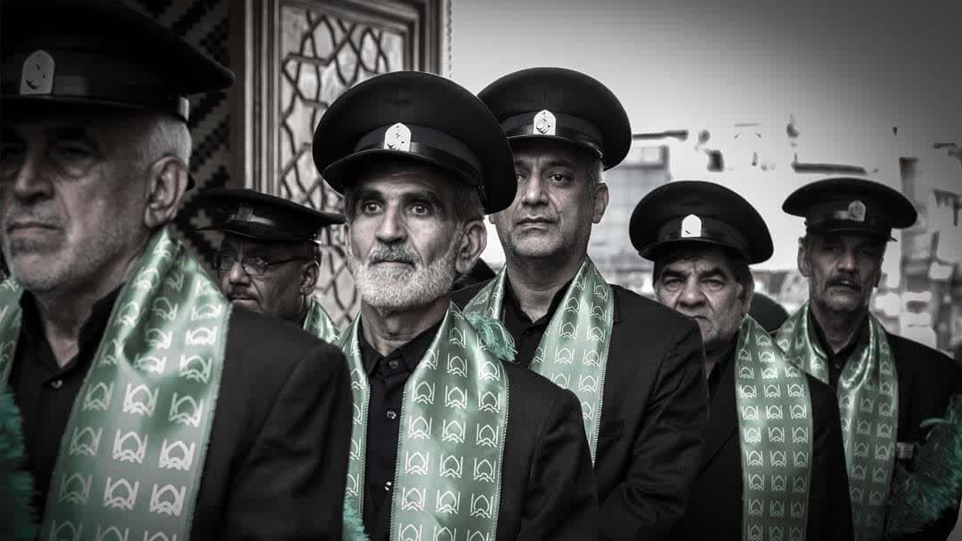 شمیم بهشت در کویر؛ غبارروبی و عطرافشانی ضریح حضرت محمدهلال بن علی(ع)