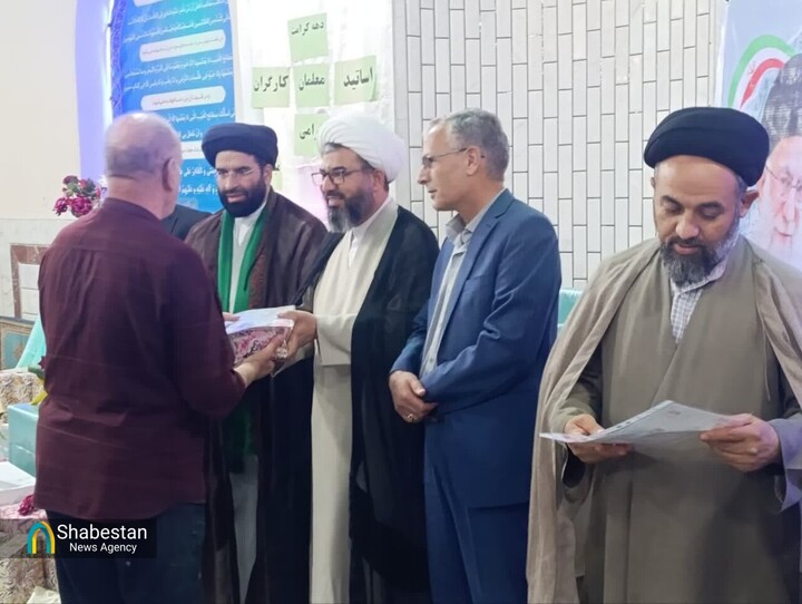 تجلیل از مقام‌ والای معلمان در مسجد سیدالشهدا الیگودرز