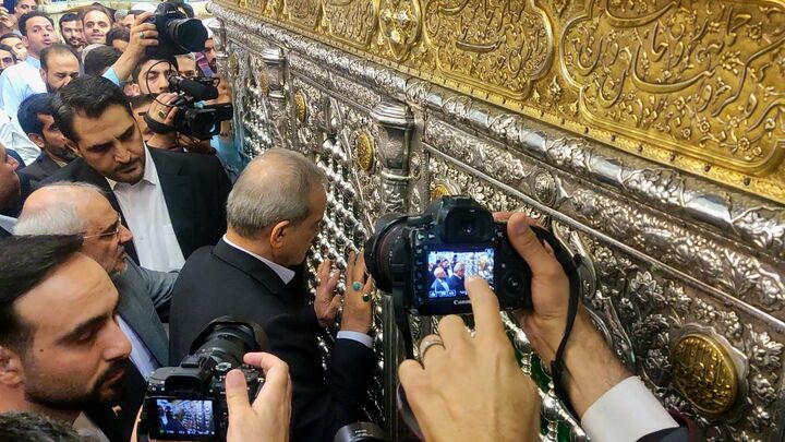 رئیس جمهور به زیارت حرم بانوی کرامت مشرف شد