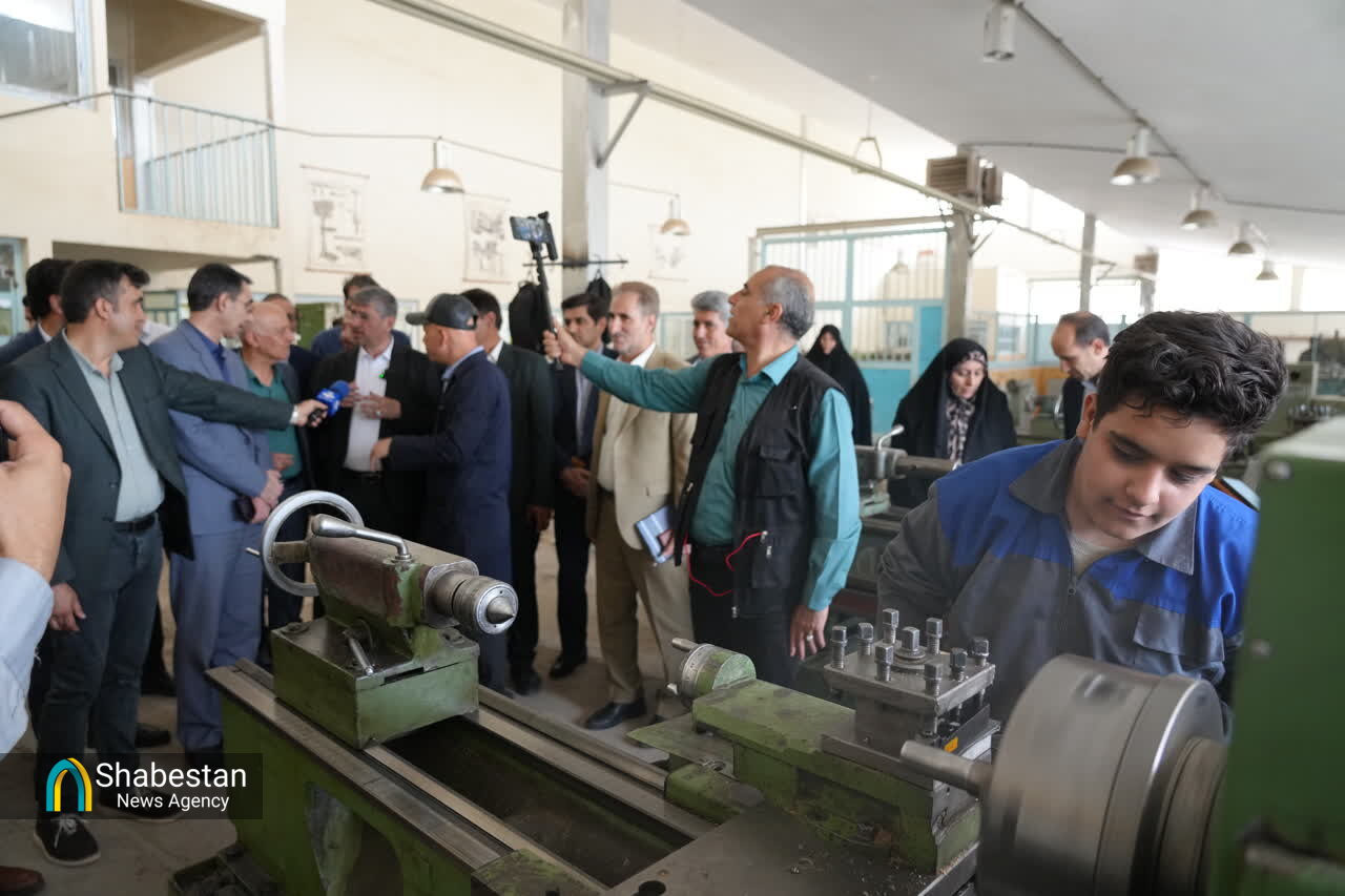 تجلیل از معلمان هنرستان ولی‌عصر خرم آباد با حضور استاندار لرستان