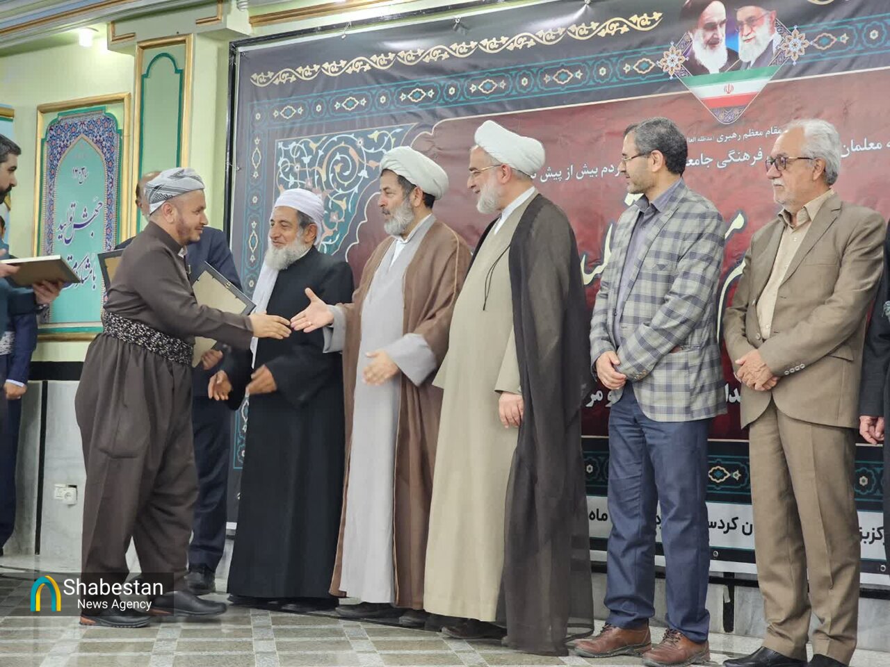 تجلیل از مقام معلم و اعطای مدرک به طلاب علوم دینی اهل سنت در کردستان