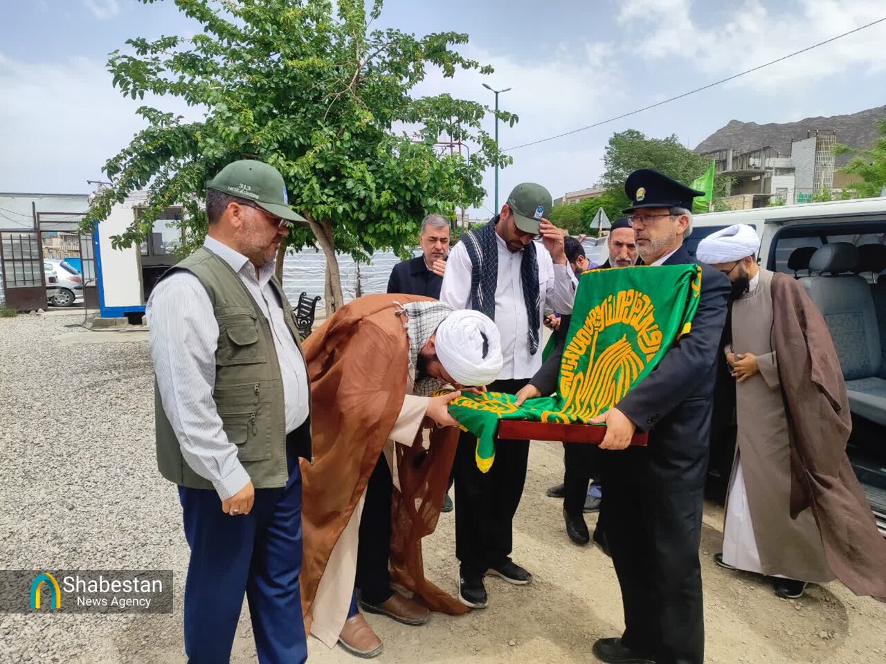 حضور خادمان حرم امام رضا(ع) بین کارکنان پروژه تقاطع غیر هم‌سطح امام رضا(ع) خرم آباد