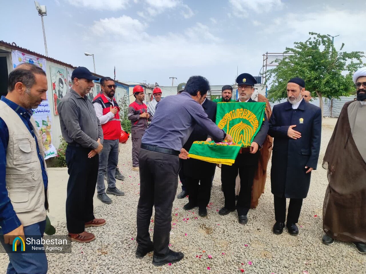حضور خادمان حرم امام رضا(ع) بین کارکنان پروژه تقاطع غیر هم‌سطح امام رضا(ع) خرم آباد