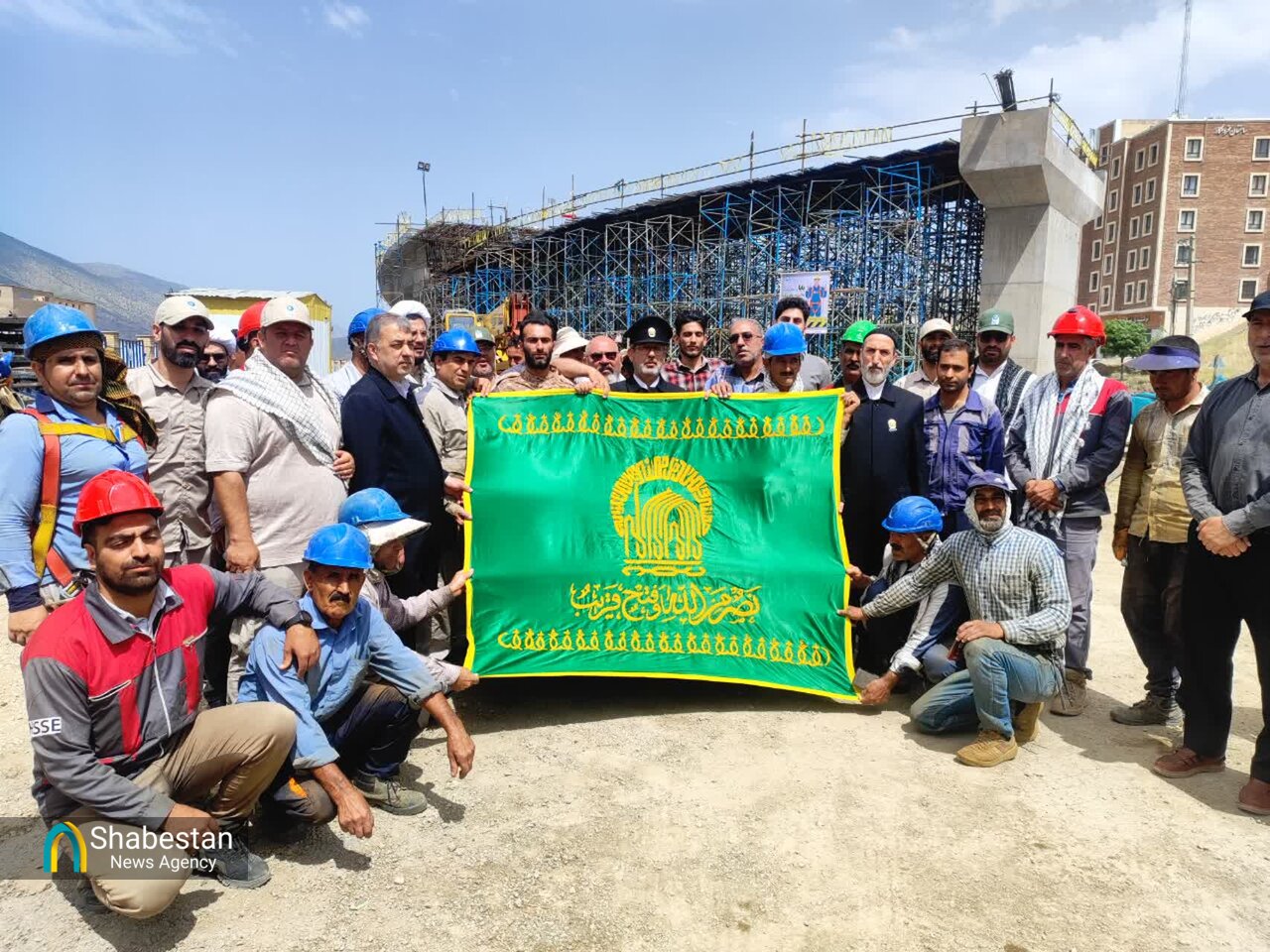 حضور خادمان حرم امام رضا(ع) بین کارکنان پروژه تقاطع غیر هم‌سطح امام رضا(ع) خرم آباد