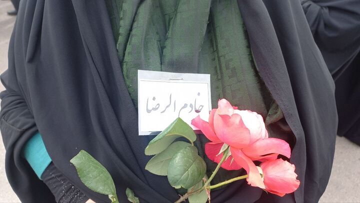 استقبال محبان ثامن الحجج با باران گل و گلاب از خادمین الرضا در سنگر