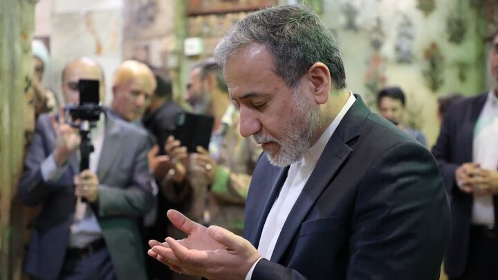 عراقچی حرم حضرت معصومه(س) را زیارت کرد