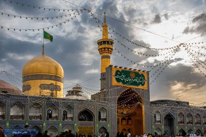 شعر رضوی در حضور رهبر انقلاب/ غنچه‌ها! بوی خوش عطر علی می‌آید