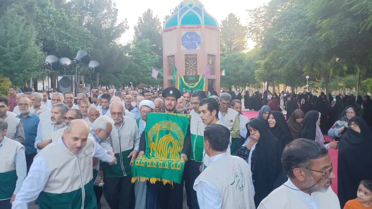 نمایش عشق و ارادت به امام رضا(ع) در شادپیمایی خادمیاران رضوی در بیرجند