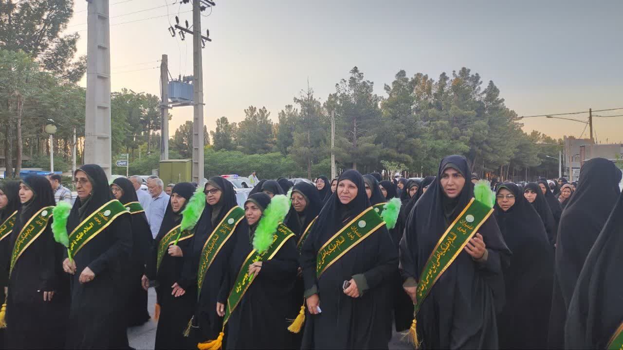 نمایش عشق و ارادت به امام رضا(ع) در شادپیمایی خادمیاران رضوی در بیرجند