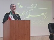 معلم پیام‌آور هدایت و تربیت در جامعه اسلامی است