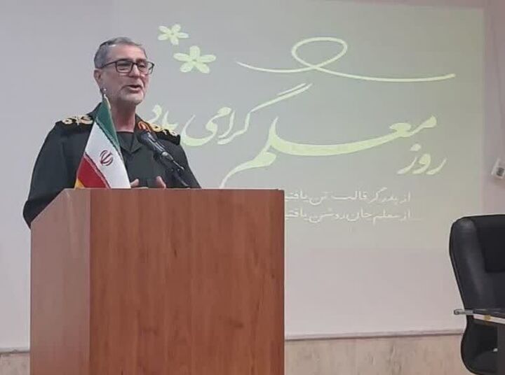 معلم پیام‌آور هدایت و تربیت در جامعه اسلامی است