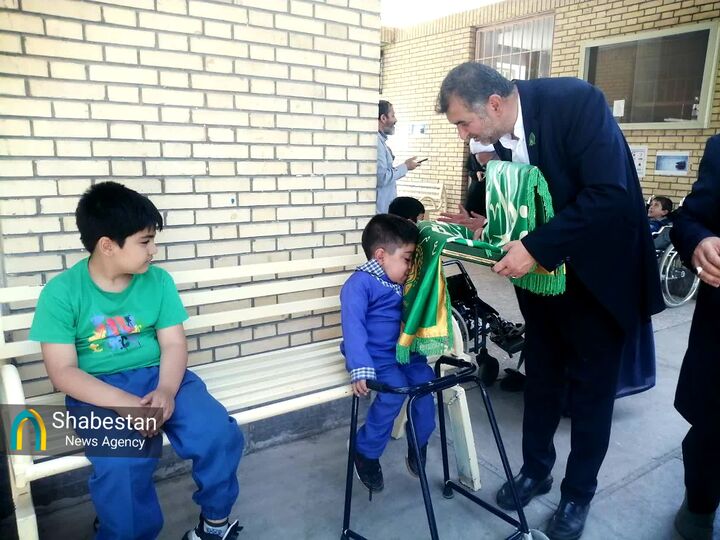 لحظاتی دیدنی از مواجهه کودکان توان‌خواه کرمانی با پرچم متبرک به گنبد حرم مطهر بانوی کرامت