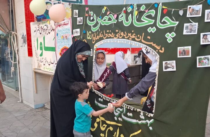 برپایی چایخانه رضوی و میزبانی بچه مدرسه‌ای های نکا از خادمیاران رضوی