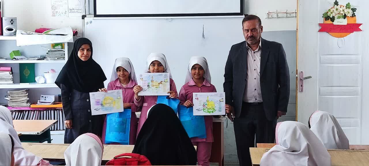 اهدای جوایز به برندگان مسابقات دهه کرامت در خمین