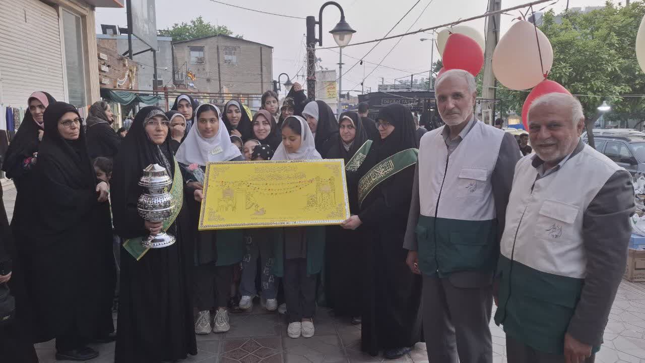 برپایی چایخانه رضوی و میزبانی بچه مدرسه‌ای های نکا از خادمیاران رضوی