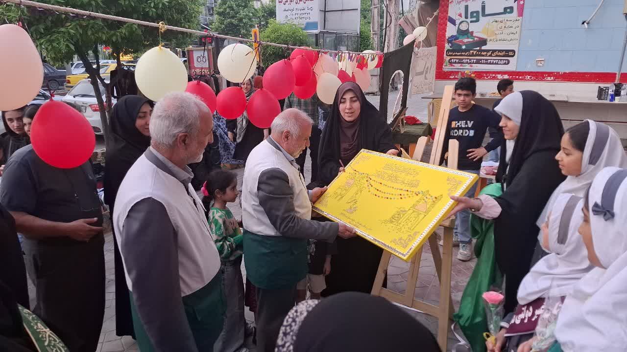 برپایی چایخانه رضوی و میزبانی بچه مدرسهای های نکا از خادمیاران رضوی