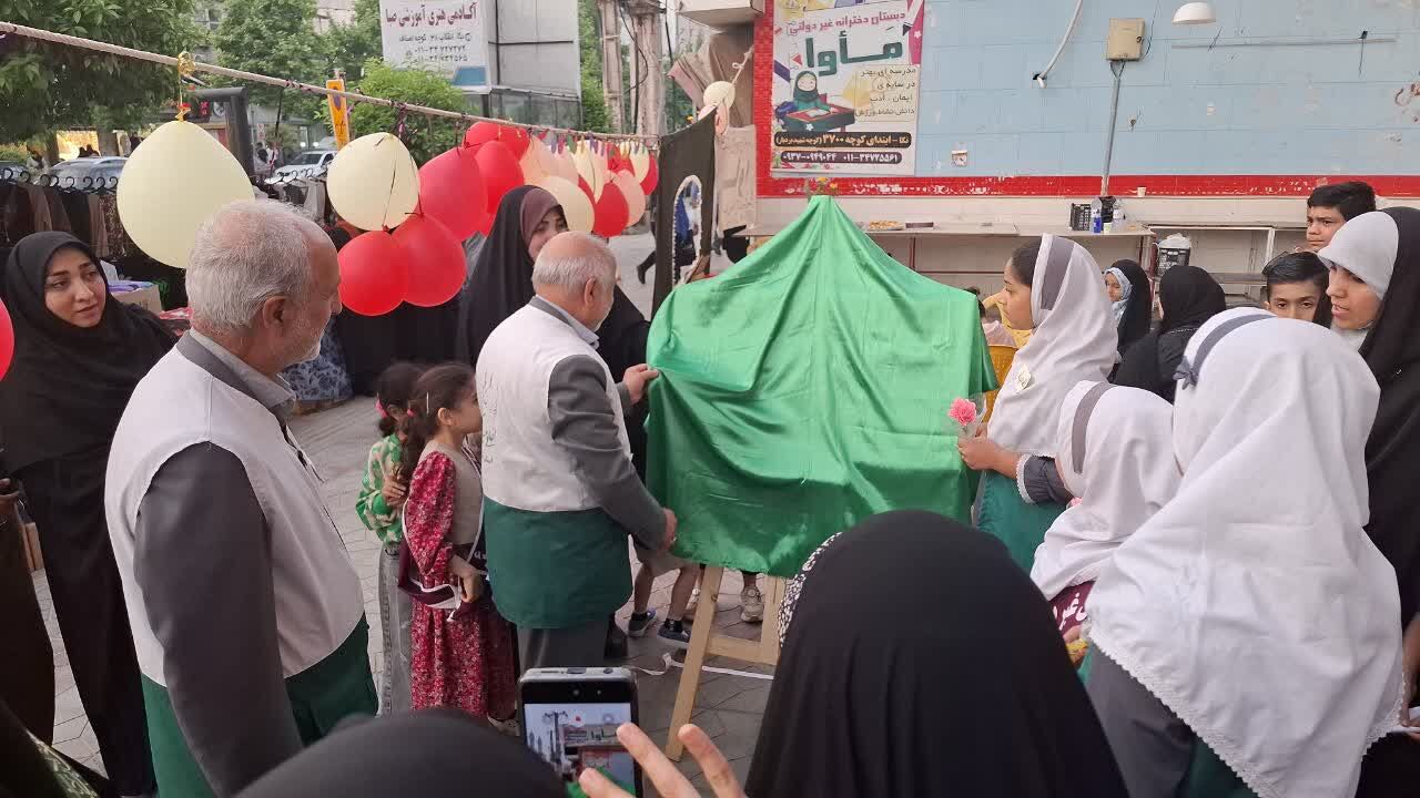 برپایی چایخانه رضوی و میزبانی بچه مدرسهای های نکا از خادمیاران رضوی