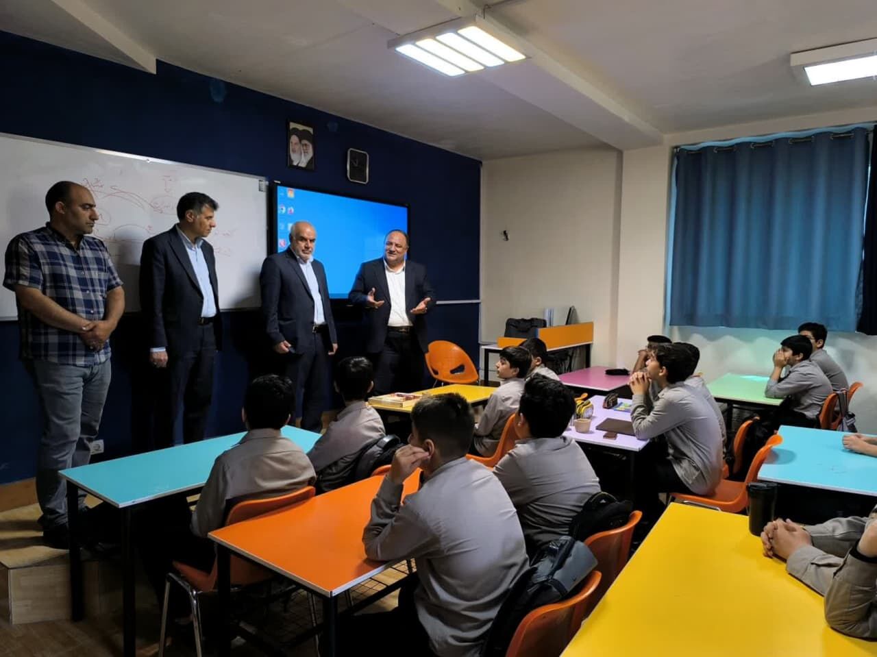 وظیفه اساسی آموزش و پرورش آموزش نسل جوان را به عنوان سرمایه های انسانی است