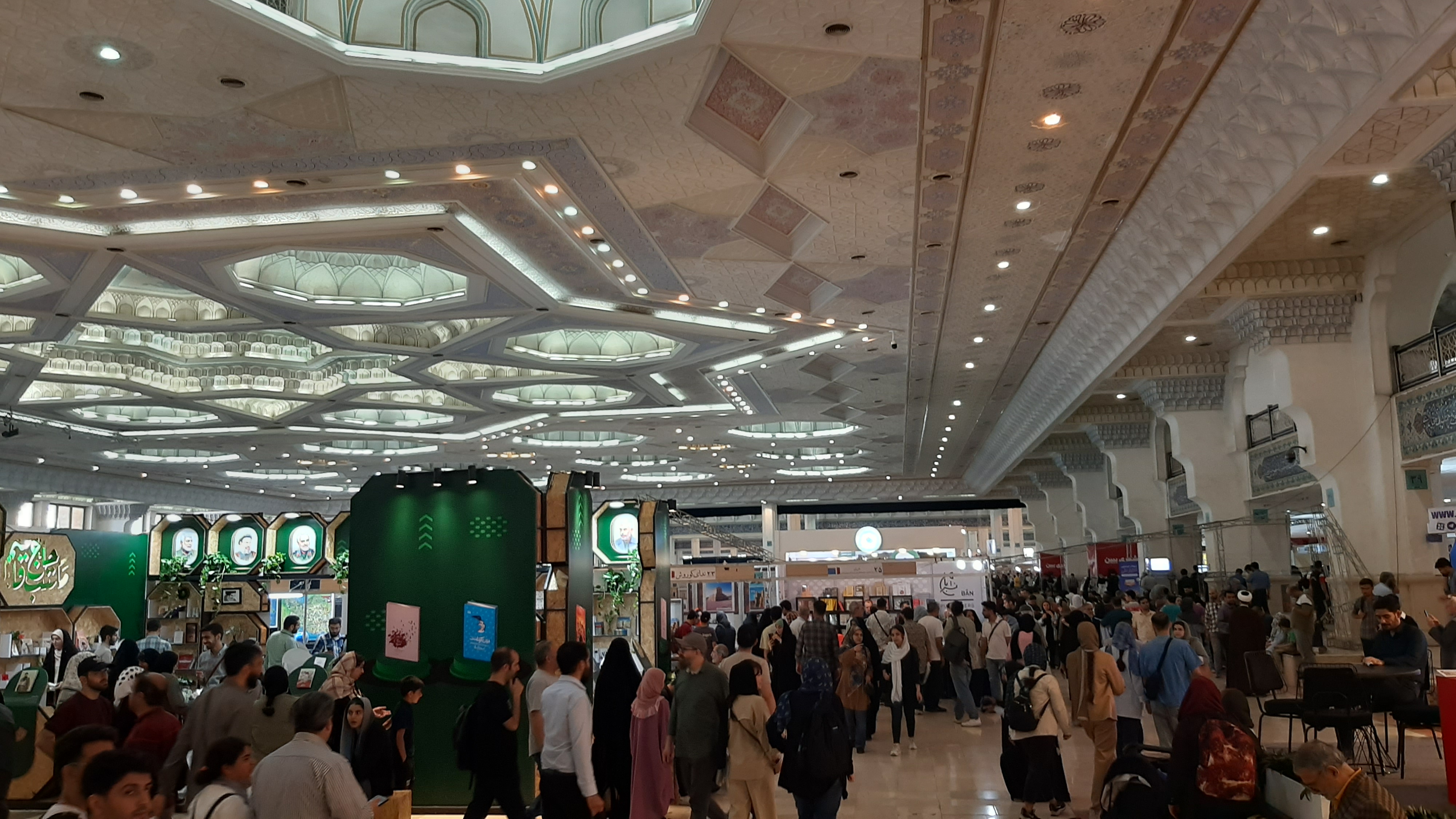 جمعه امام رضایی نمایشگاه کتاب/ تفرج فرهنگی بازدیدکنندگان زیر سایه حضرت خورشید