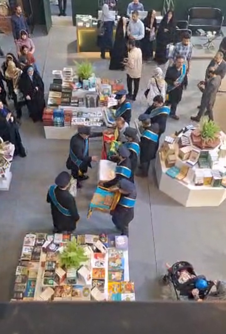 جمعه امام رضایی نمایشگاه کتاب/ تفرج فرهنگی بازدیدکنندگان زیر سایه حضرت خورشید