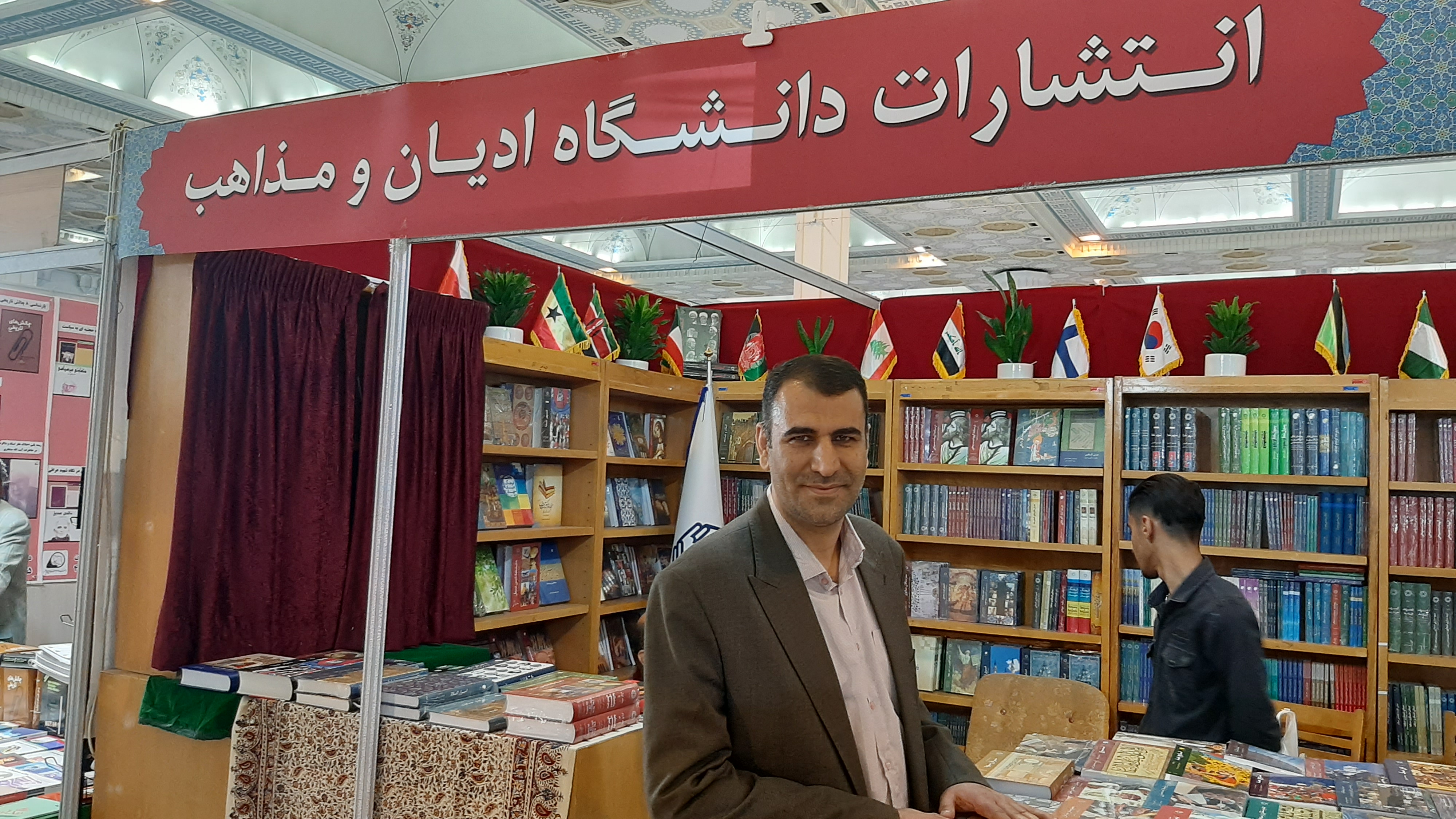 جمعه امام رضایی نمایشگاه کتاب/ تفرج فرهنگی بازدیدکنندگان زیر سایه حضرت خورشید