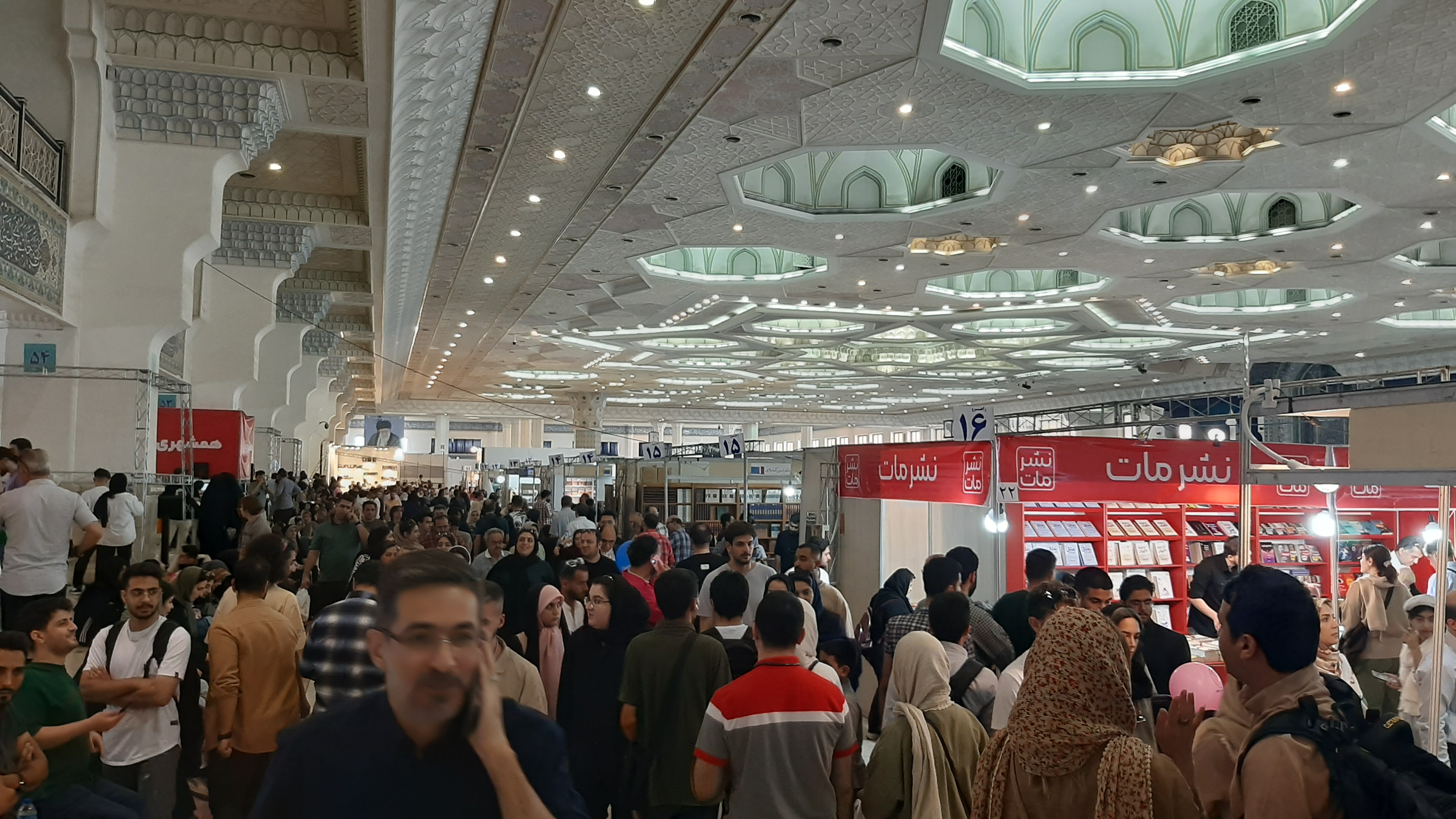 جمعه امام رضایی نمایشگاه کتاب/ تفرج فرهنگی بازدیدکنندگان زیر سایه حضرت خورشید