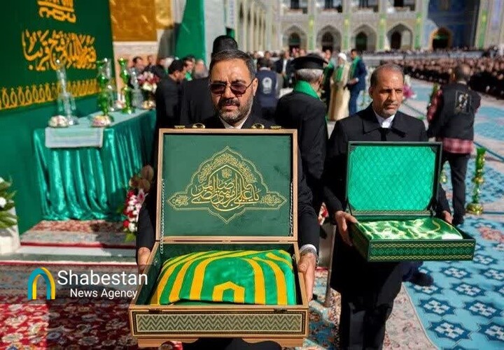 پرچم گنبد طلا و پوش ضریح امام رضا(ع) تعویض شد