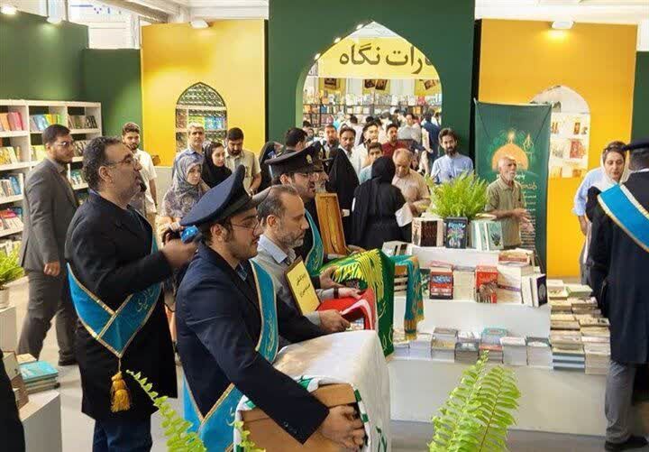 جمعه امام رضایی نمایشگاه کتاب/ تفرج فرهنگی بازدیدکنندگان زیر سایه حضرت خورشید