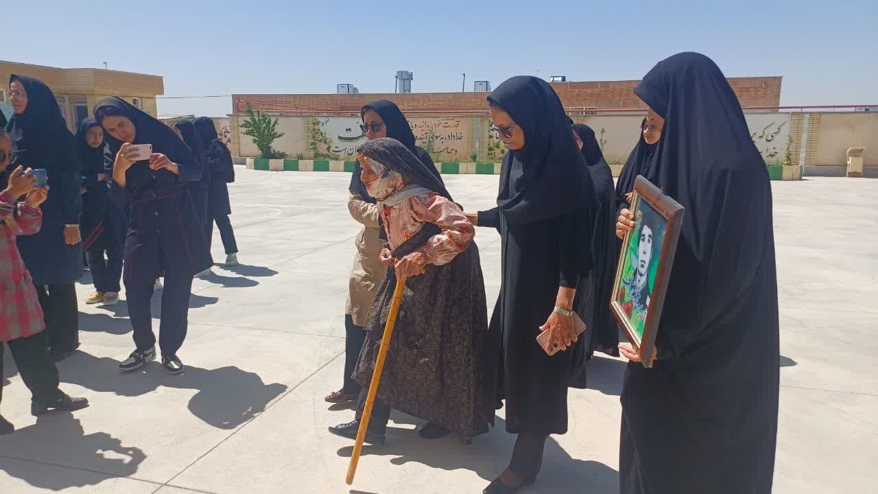 خانواده شهدا با قاب تکریم اهالی مسجد، میزبان دل های امام رضایی شدند