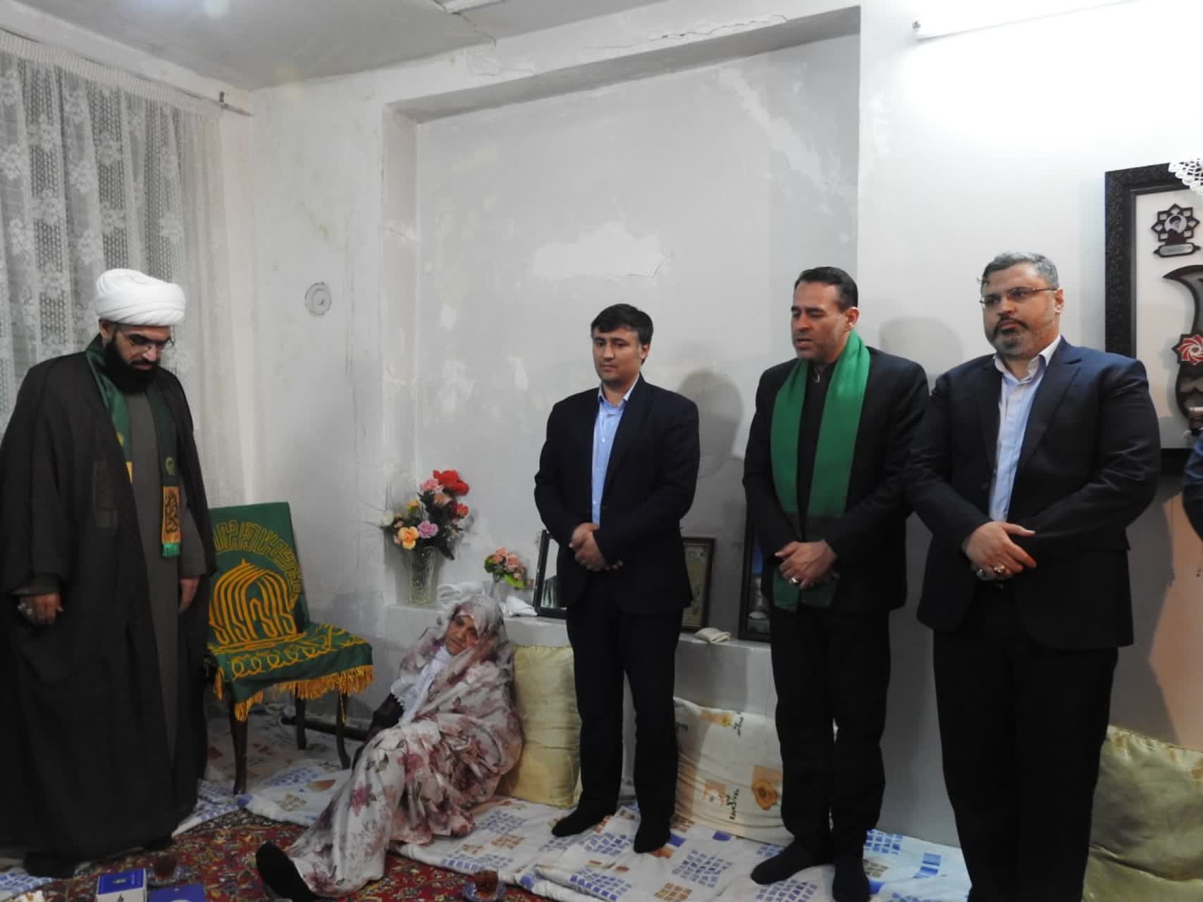 خانواده شهدا با قاب تکریم اهالی مسجد، میزبان دل های امام رضایی شدند