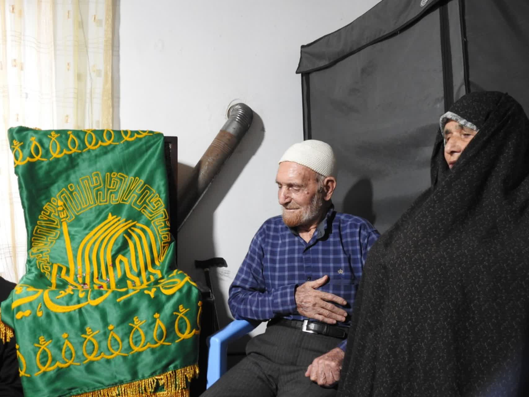 خانواده شهدا با قاب تکریم اهالی مسجد، میزبان دل های امام رضایی شدند