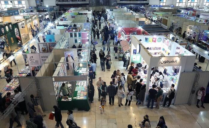 مدیران کانون‌های مساجد از نمایشگاه بین المللی کتاب بازدید کردند