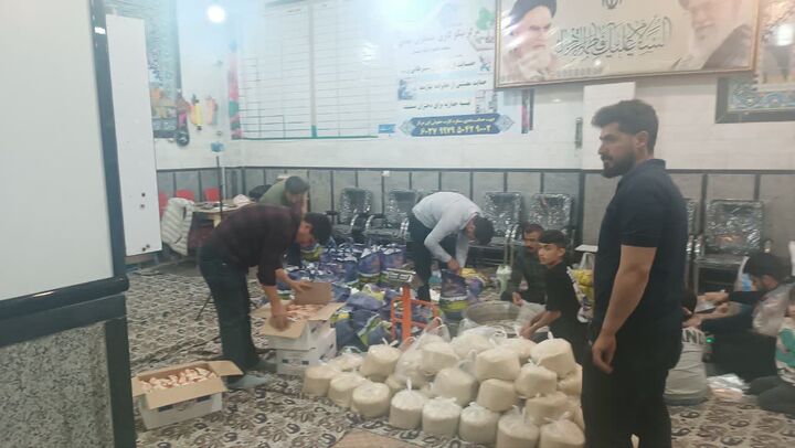 توزیع ۱۰۰ بسته معیشتی بین خانواده‌های نیازمند در خوی