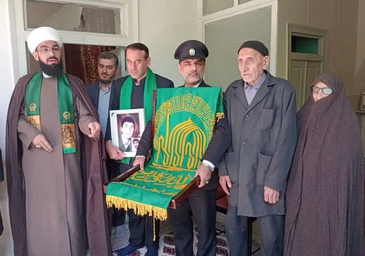 خانواده شهدا با قاب تکریم اهالی مسجد، میزبان دل های امام رضایی شدند