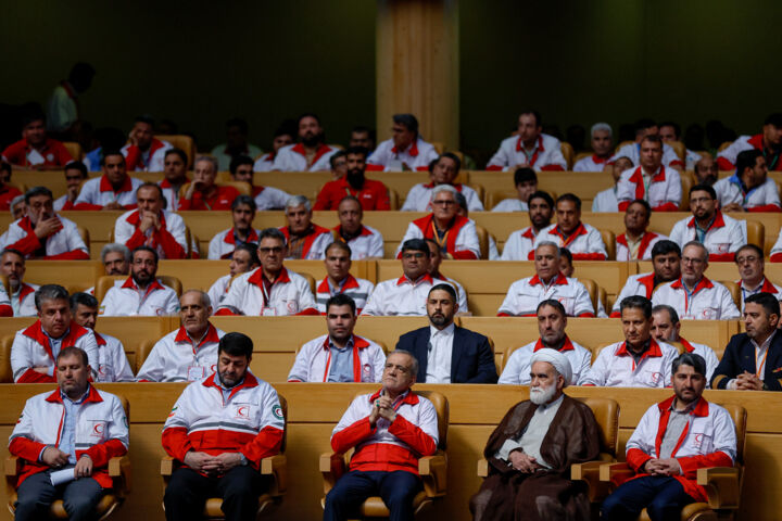 مسیر حرکت همه ما باید کمک به نیازمندان و دردمندان باشد