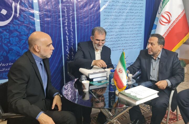 بازدید هیئت بلندپایه از غرفه دکتر ولایتی در نمایشگاه بین‌المللی کتاب تهران