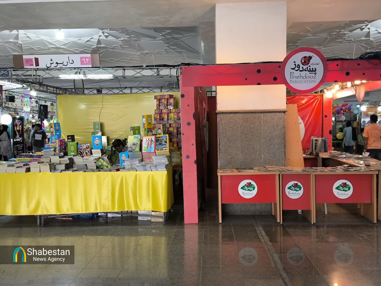 قدم به قدم در بخش ناشران کودک و نوجوان نمایشگاه کتاب/از عرضه شاهنامه برای کودکان تا ارایه آثار دینی