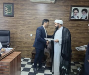 کارکنان بی نماز و ارباب رجوع‌های سرگردان در راهروها